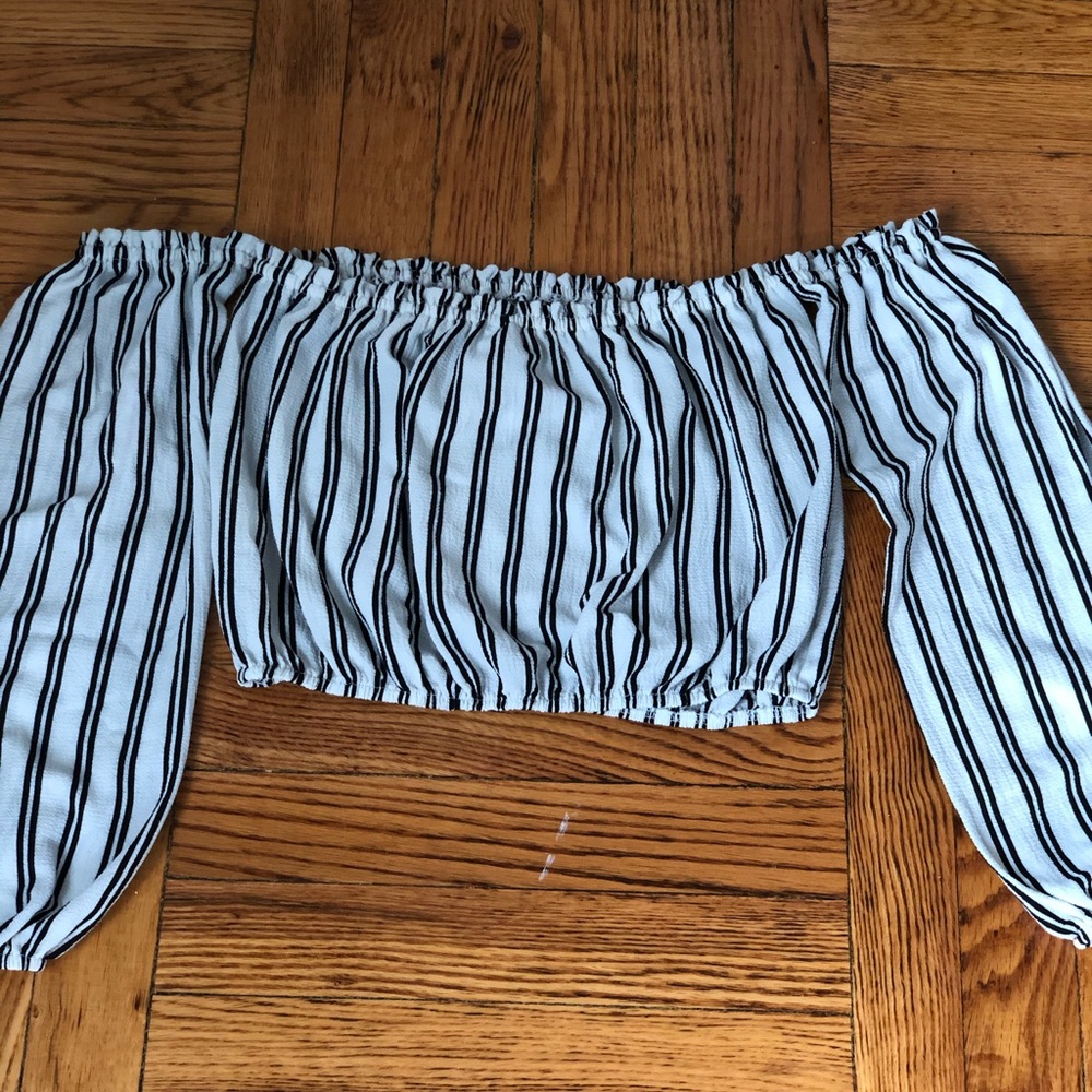 Off the shoulders black&white striped crop top